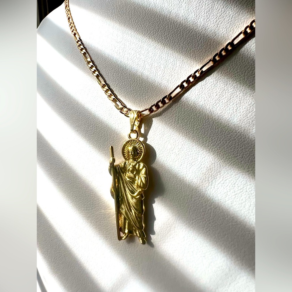 Figaro chain in 14k Laminated Gold, size 18, with the San Judas Tadeo pendant.